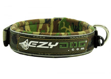 Lataa kuva Galleria-katseluun, Kaulapanta Classic 25. EzyDog Neopreenipannat tarjoavat parasta mukavuutta, tyyliä ja kestävyyttä.
Materiaaleina pehmeää neopreenikumia (samaa materiaalia käytetään märkäpuvuissa) nylonnauhoilla vahvistettuna. Tarranauhakiinnitys helpottaa pituuden säätöä ja pikasolki ”Ezy-on/Ezy-off” mukavuutta. Hihnalenkki ruostumatonta terästä. Kaulapannat ovat täysin vedenpitäviä ja helppoja puhdistaa. Heijastintereet tuovat näkyvyyttä koiralle pimeällä. Panta on n. 2,5 cm leveä. Kuvassa vihreä camo panta.