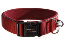 Lataa kuva Galleria-katseluun, zydog- Kaulapanta
Kaulapanta Classic 25.
EzyDog Neopreenipannat tarjoavat parasta mukavuutta, tyyliä ja kestävyyttä.
Materiaaleina pehmeää neopreenikumia (samaa materiaalia käytetään märkäpuvuissa) nylonnauhoilla vahvistettuna. Tarranauhakiinnitys helpottaa sovitusta ja pikasolki ”Ezy-on/Ezy-off” mukavuutta. Hihnalenkki ruostumatonta terästä. Kaulapannat ovat täysin vedenpitäviä ja helppoja puhdistaa. Heijastinrivit tuovat näkyvyyttä koiralle pimeällä. Panta on n. 2,5 cm leveä. Kuvassa lukitus.