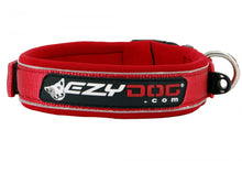 Lataa kuva Galleria-katseluun, Ezydog Kaulapanta Neopren classic.
EzyDog Neopreenipannat tarjoavat parasta mukavuutta, tyyliä ja kestävyyttä. Materiaaleina pehmeää neopreenikumia nylonnauhoilla vahvistettuna. Tarranauhakiinnitys helpottaa sovitusta ja pikasolki ”Ezy-on/Ezy-off” mukavuutta. Hihnalenkki ruostumatonta terästä. Kaulapannat ovat täysin vedenpitäviä ja helppoja puhdistaa. Heijastintereet tuovat näkyvyyttä koiralle pimeällä. Panta on n. 2,5 cm/ tuuman leveä. Kuvassa panta edestä.